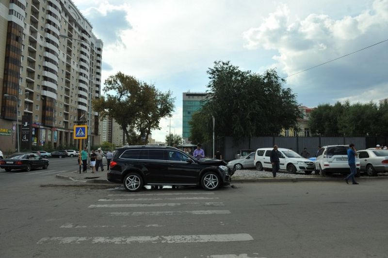 В Астане внедорожник перевернулся и влетел на тротуар со школьниками