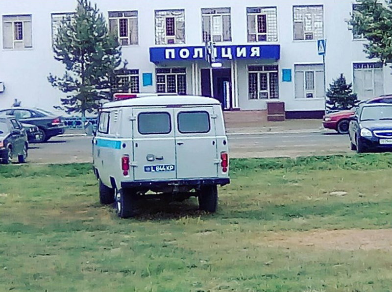 В Уральске полицейские паркуются на газоне
