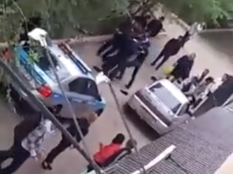 В ДВД ЗКО прокомментировали драку неизвестных мужчин с полицейскими