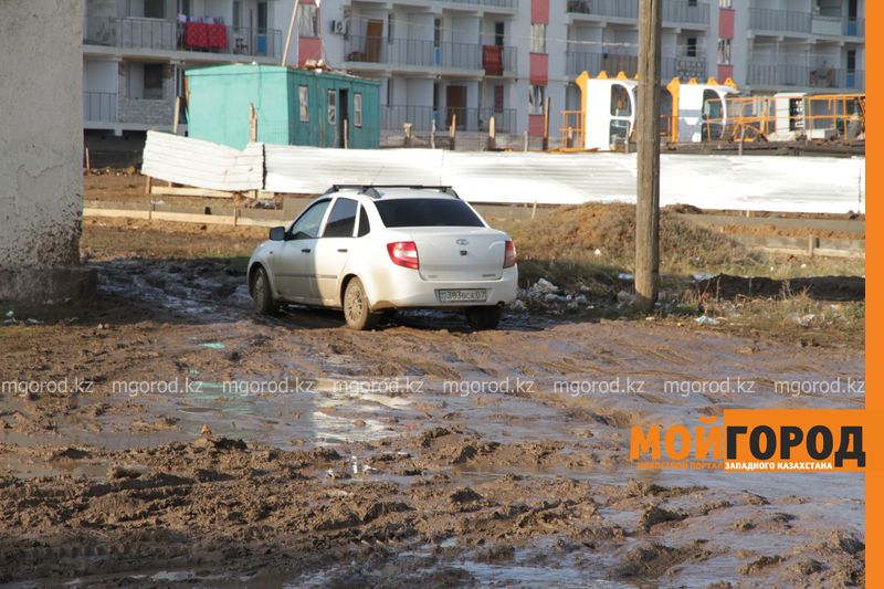 Жители новостройки в Уральске тонут в грязи