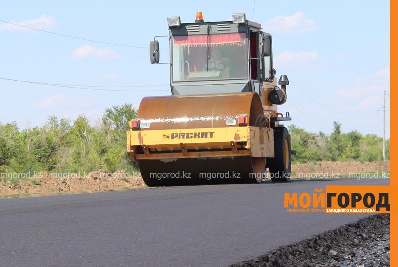В ЗКО при укладке асфальта мужчина попал под каток