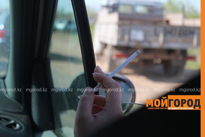 Запретить курение за рулём авто предложили в Казахстане