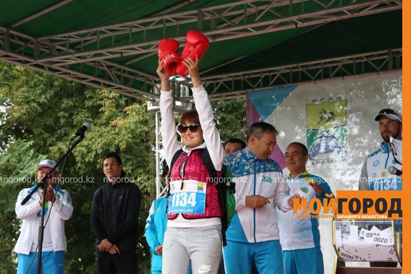 Боксерские перчатки с автографом Данияра Елеусинова разыграли в Уральске
