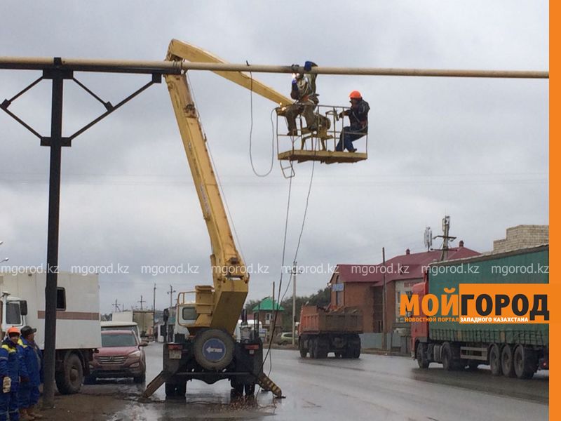 Из-за транспортировки груза на месторождение в Уральске срезают газовые трубы