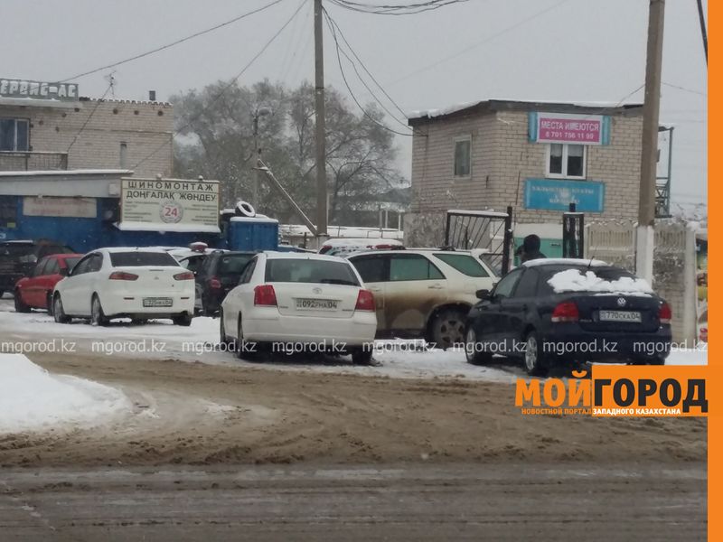 Обильный снег в Актобе вызвал очереди на шиномонтажках