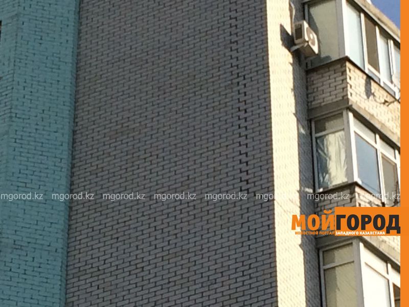 Огромная трещина появилась на многоэтажке Уральска