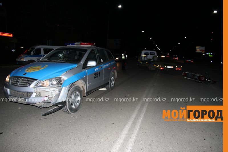 Мотоциклист влетел в машину дорожных полицейских в Уральске