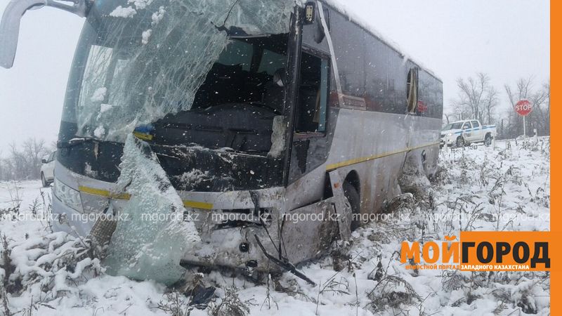 В ЗКО столкнулись два автобуса: пострадали семь человек