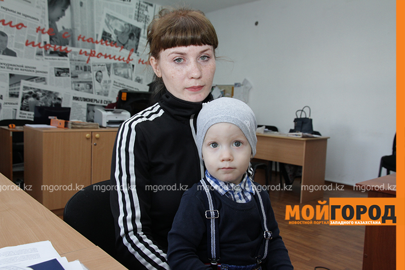 В Уральске выпускница детдома и ее ребенок живут без документов