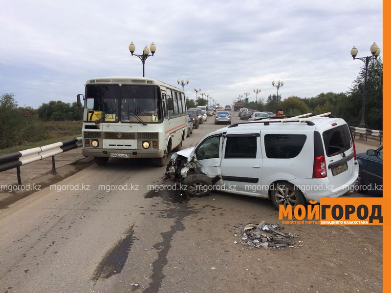 Из-за лопнувшего колеса столкнулись два автомобиля в Уральске