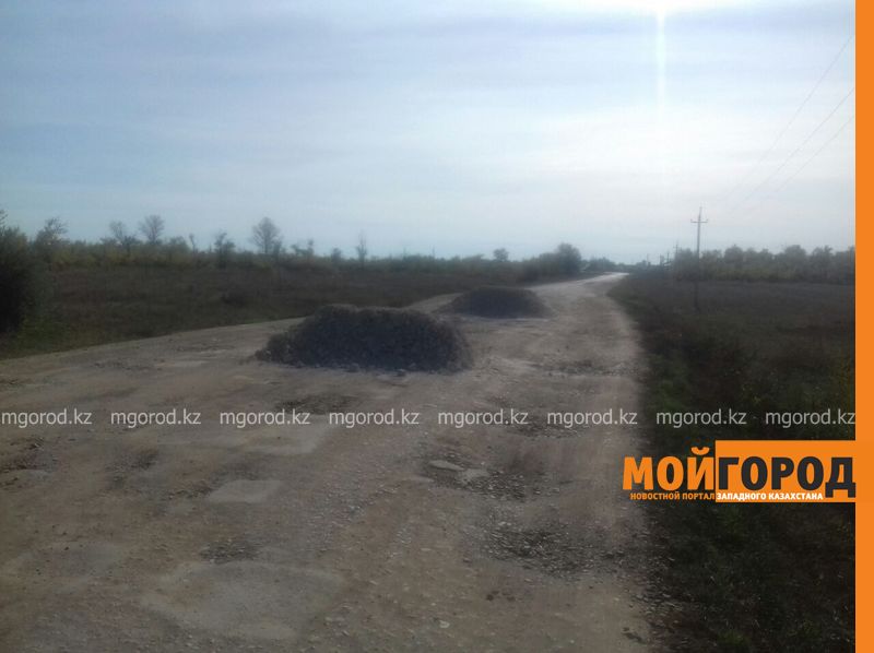 В ЗКО сельчане сами ремонтируют дорогу