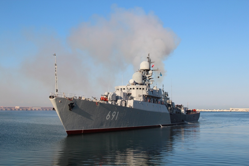 Военные корабли России, участвующие в обстреле позиций ИГ, прибыли в порт Актау
