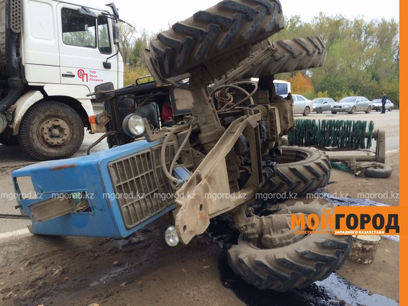 Двое пострадавших в ДТП с автобусом и трактором все еще остаются в больнице в Уральске