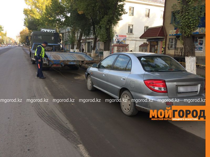 Перед велопробегом в Уральске полицейские убирали буксиром машины с обочин дорог