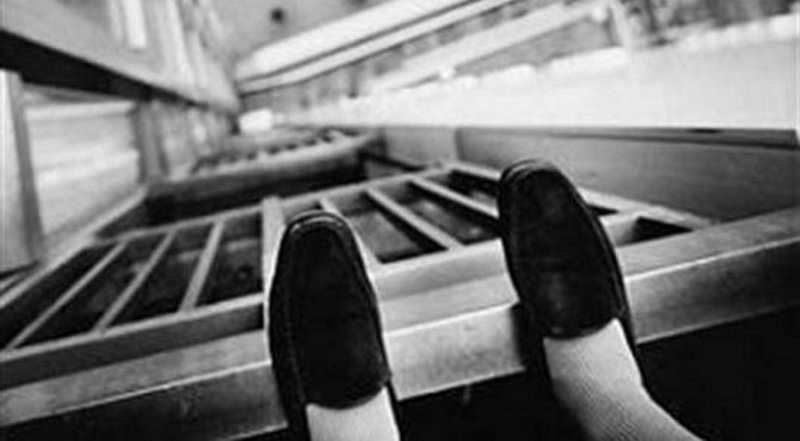 Из-за долгов банкам пьяная жительница Актау пыталась спрыгнуть с 9 этажа
