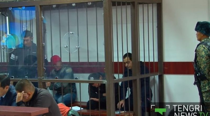 Алматинский стрелок Руслан КУЛЕКБАЕВ отказывается вставать в зале суда