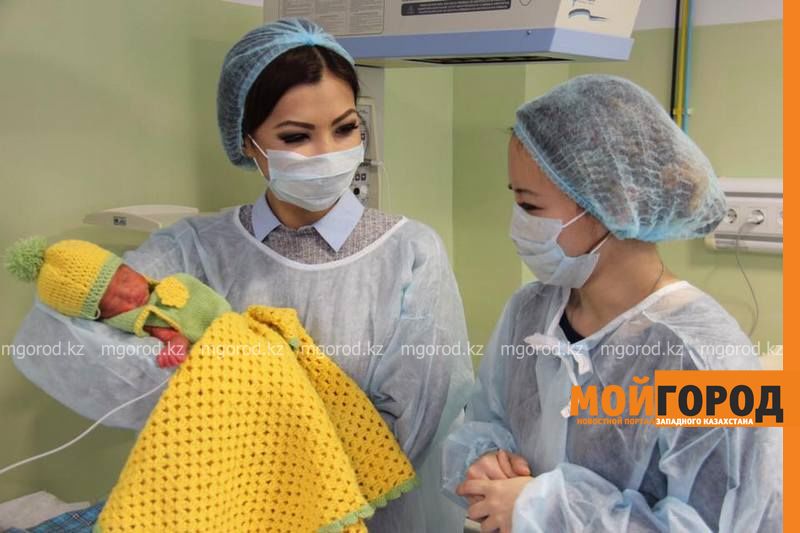 В Атырау недоношенных малышей одели в теплые подарки