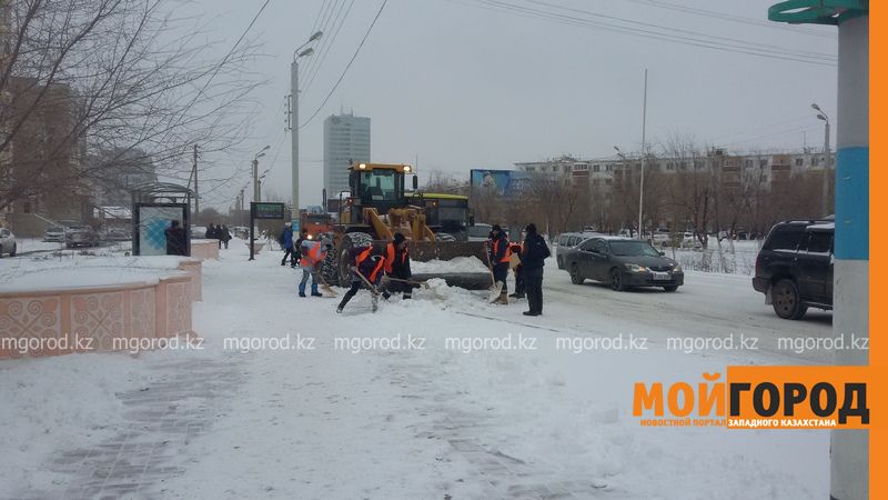 Коммунальные службы Атырау борются со снежной стихией