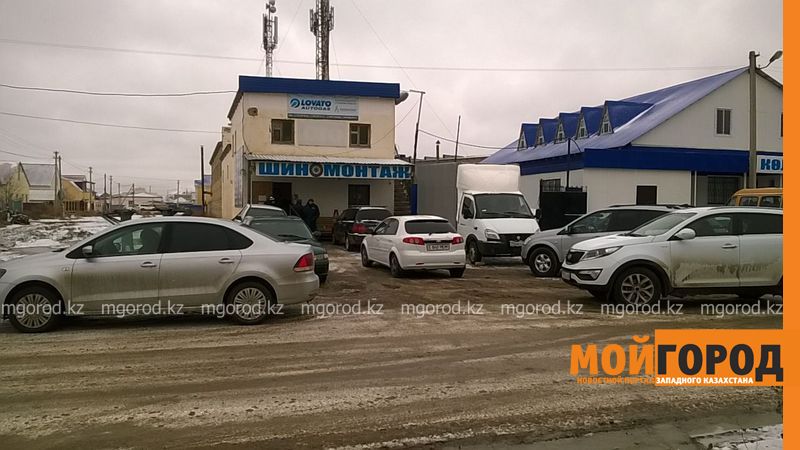 Автолюбители Атырау простаивают огромные очереди на шиномонтажках