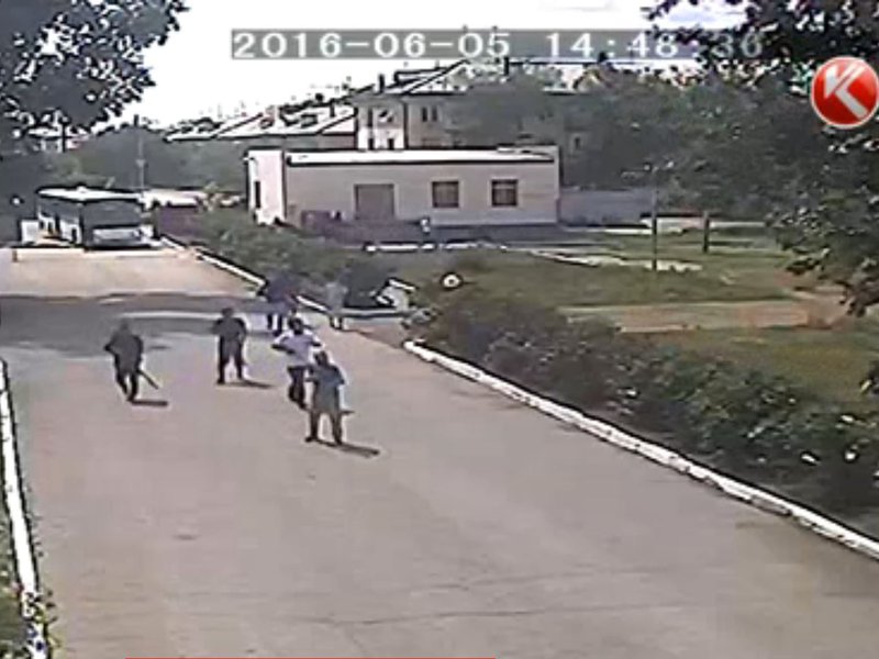 Актюбинские террористы спрятали похищенный магазин с 30 патронами в свернутом паласе