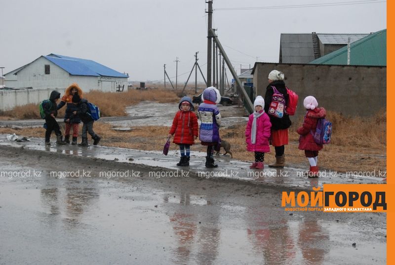 В Атырау из-за проливных дождей дети не могут добраться до школы