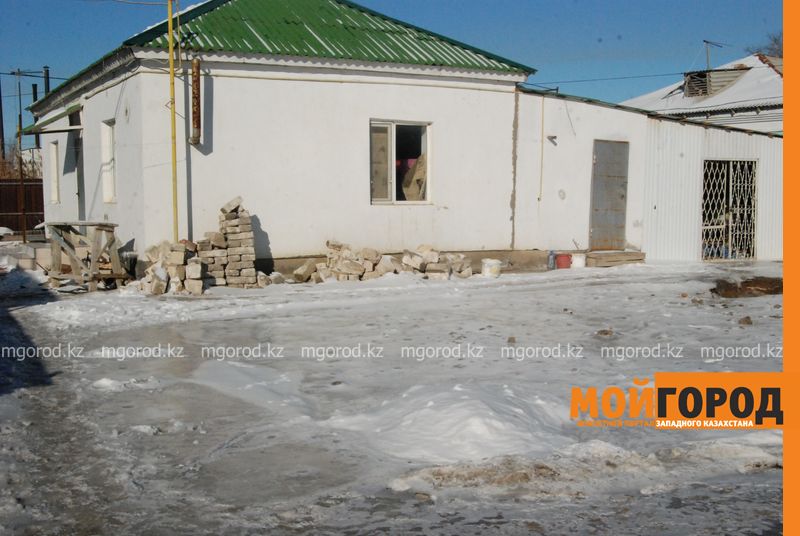 В Атырау десятки дворов жилых домов из-за аварии на водопроводе оказались подо льдом