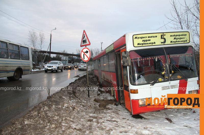 В Уральске пассажирский автобус слетел с дороги