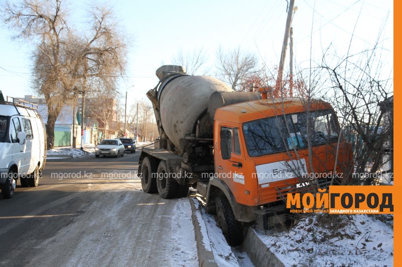 КамАЗ, груженый цементом, слетел в арык в Уральске