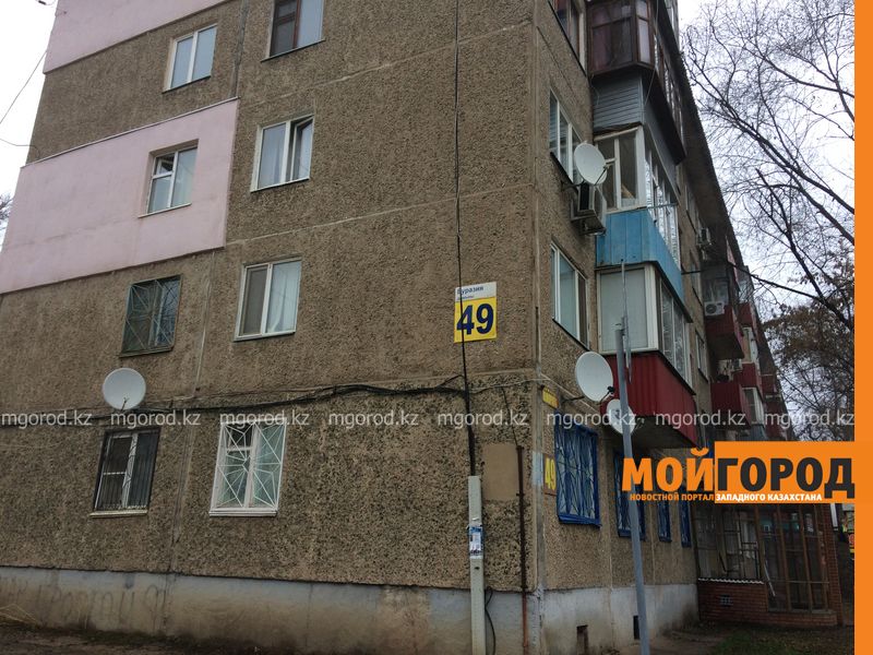 От угарного газа при пожаре в многоэтажке Уральска погибла женщина