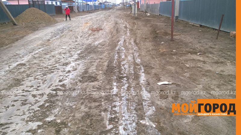 В Атырау жители пригородных поселков объявили «дорожный» флешмоб