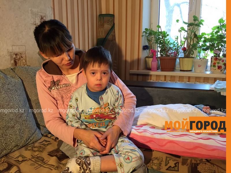 В Атырау мать-одиночка с тремя детьми живет на пособия по инвалидности