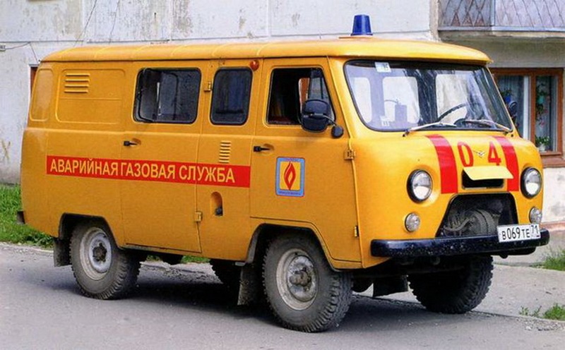 В пригороде Атырау из-за хлопка газа в двухэтажном доме выбило окно