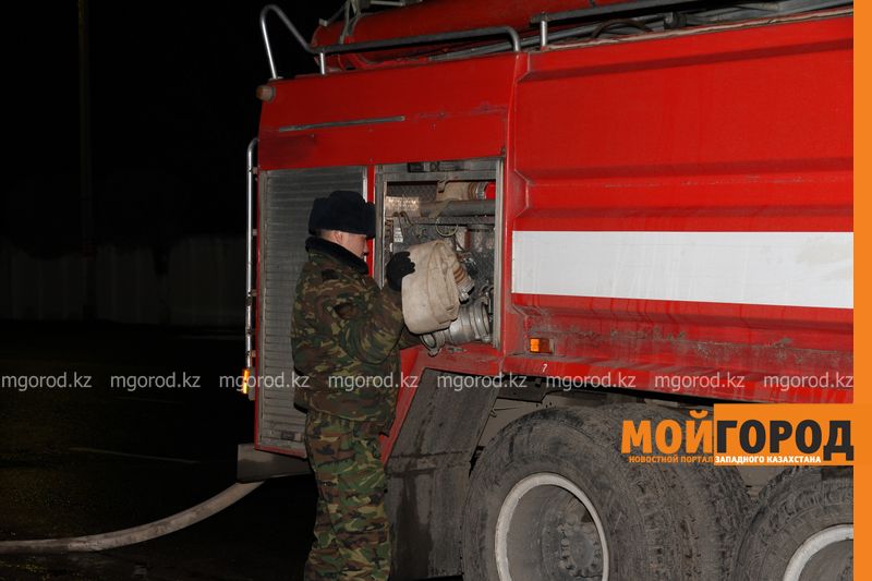 Троих детей эвакуировали во время пожара в многоэтажке Уральска