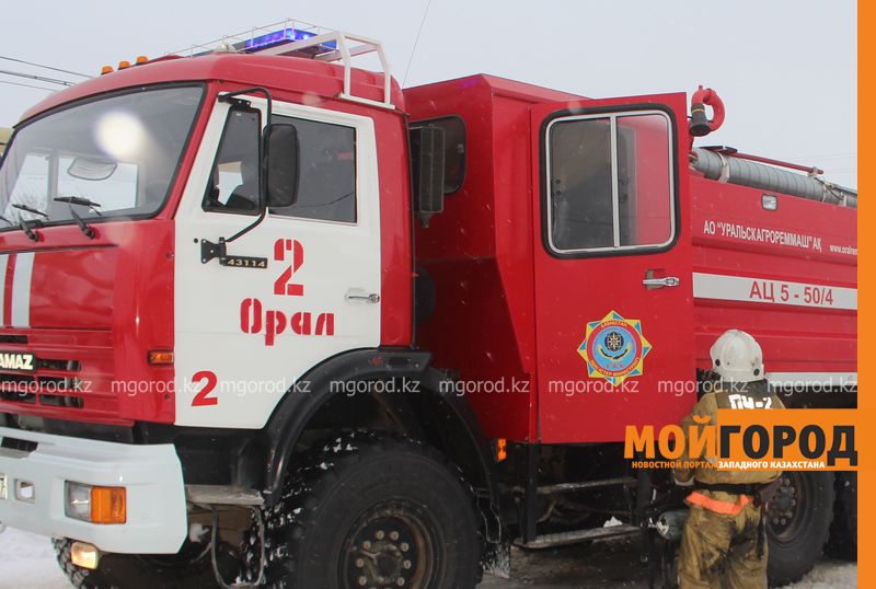 Троих детей эвакуировали при пожаре в Уральске