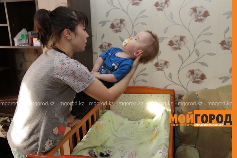 Мама тяжелобольного ребенка в Уральске просит помощи (фото)