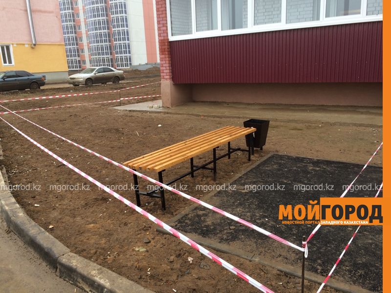 Талая вода разрушает новую многоэтажку в Уральске