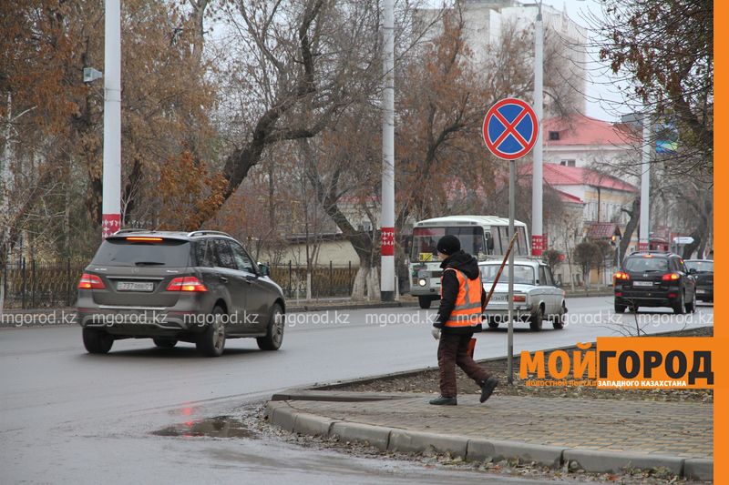 На многочисленные запрещающие остановку знаки в Уральске пожаловались прокурору