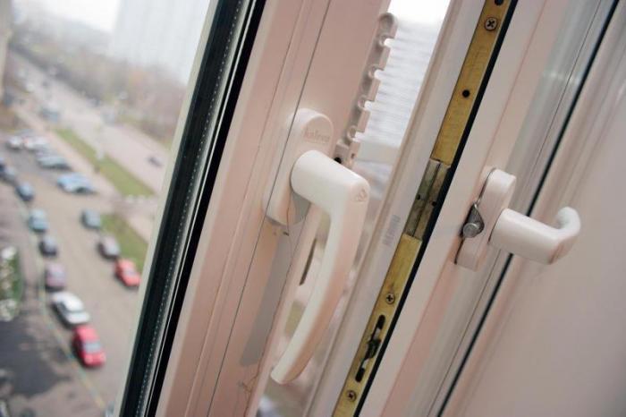 В Атырау два человека выпали с окон многоэтажек, один погиб