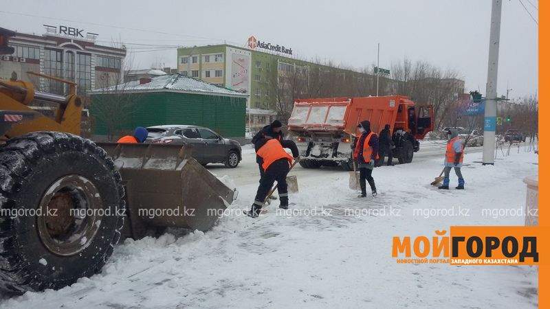 Снегопад с порывистым ветром обрушился на Атырау