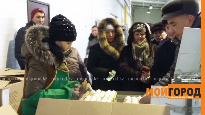 На новогодней ярмарке в Атырау люди выстроились в очередь за яйцами
