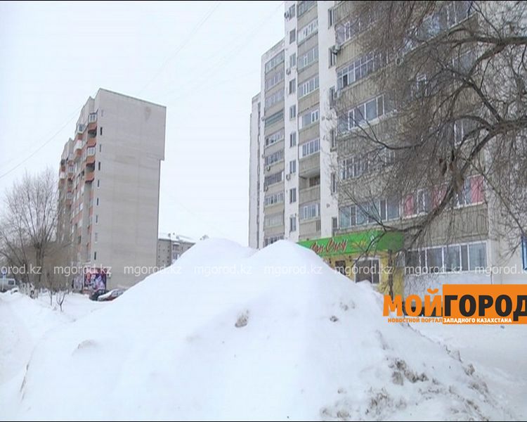 Коммунальные службы Актобе пугают горожан штрафами за снег