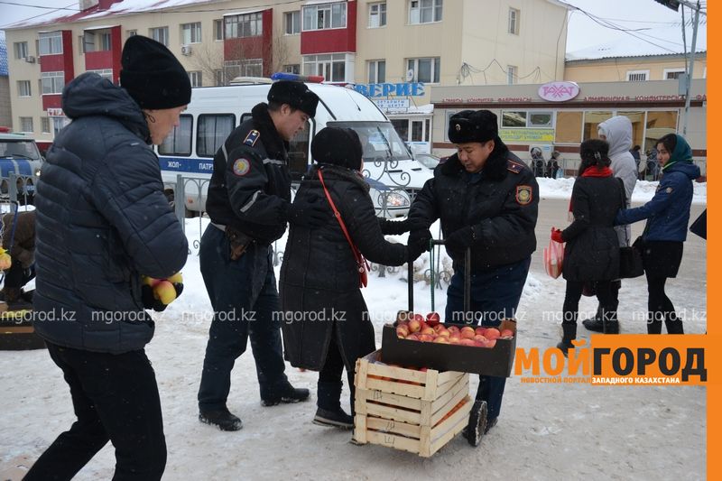 В Актобе полицейские устроили облаву на нелегальных торговцев