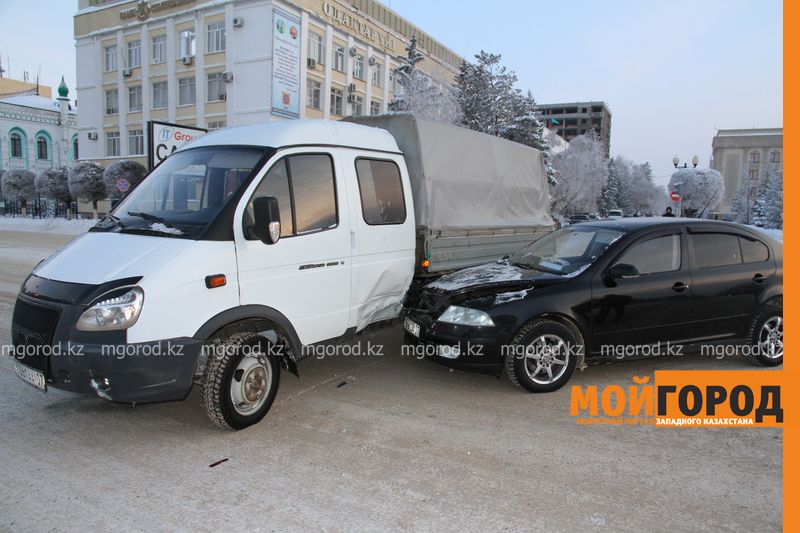 «Газель» столкнулась с автомобилем «Шкода» в центре Уральска