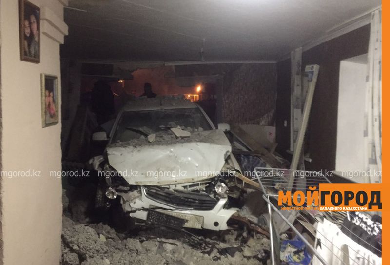 В Уральске автомобиль протаранил стену и заехал в частный дом (фото, видео)