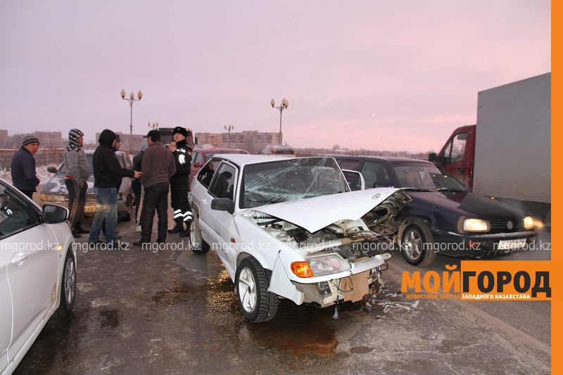 В аварии на мосту Уральска пострадали два человека