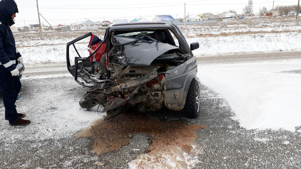 На трассе Уральск – Атырау столкнулись два автомобиля