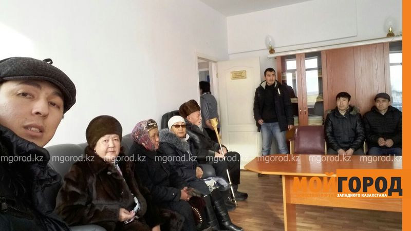 Жители пригородного поселка Атырау пришли поговорить с акимом по душам