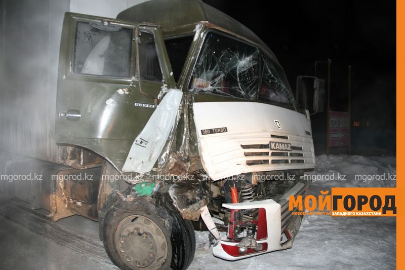 КамАЗ врезался в пассажирский автобус в Уральске