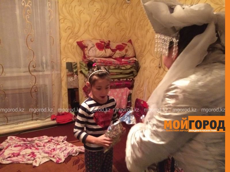 В Атырау журналисты портала «Мой ГОРОД» поздравили с Новым годом детей, о которых писали