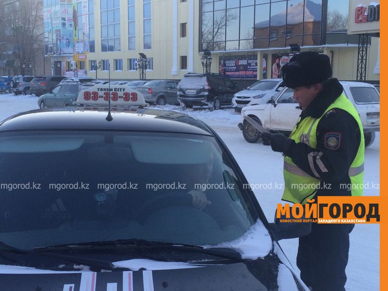 Облаву на нелегальных таксистов устроили полицейские в Уральске
